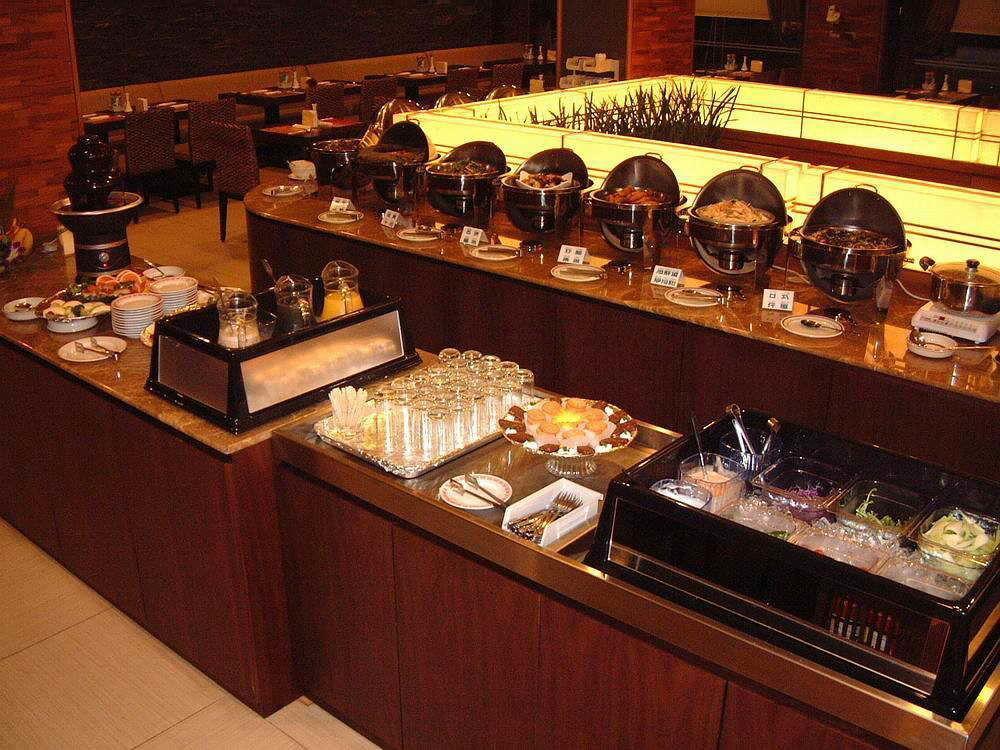 The Premier Hotel Тайнан Екстериор снимка