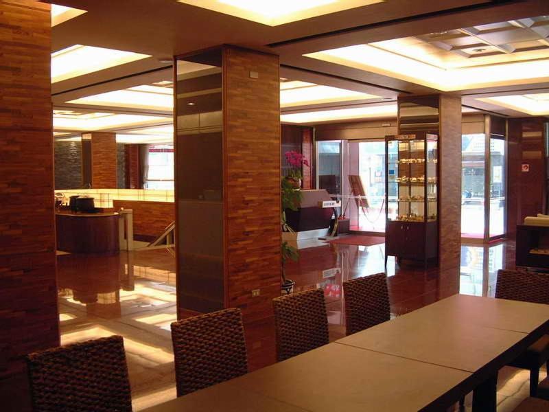 The Premier Hotel Тайнан Екстериор снимка