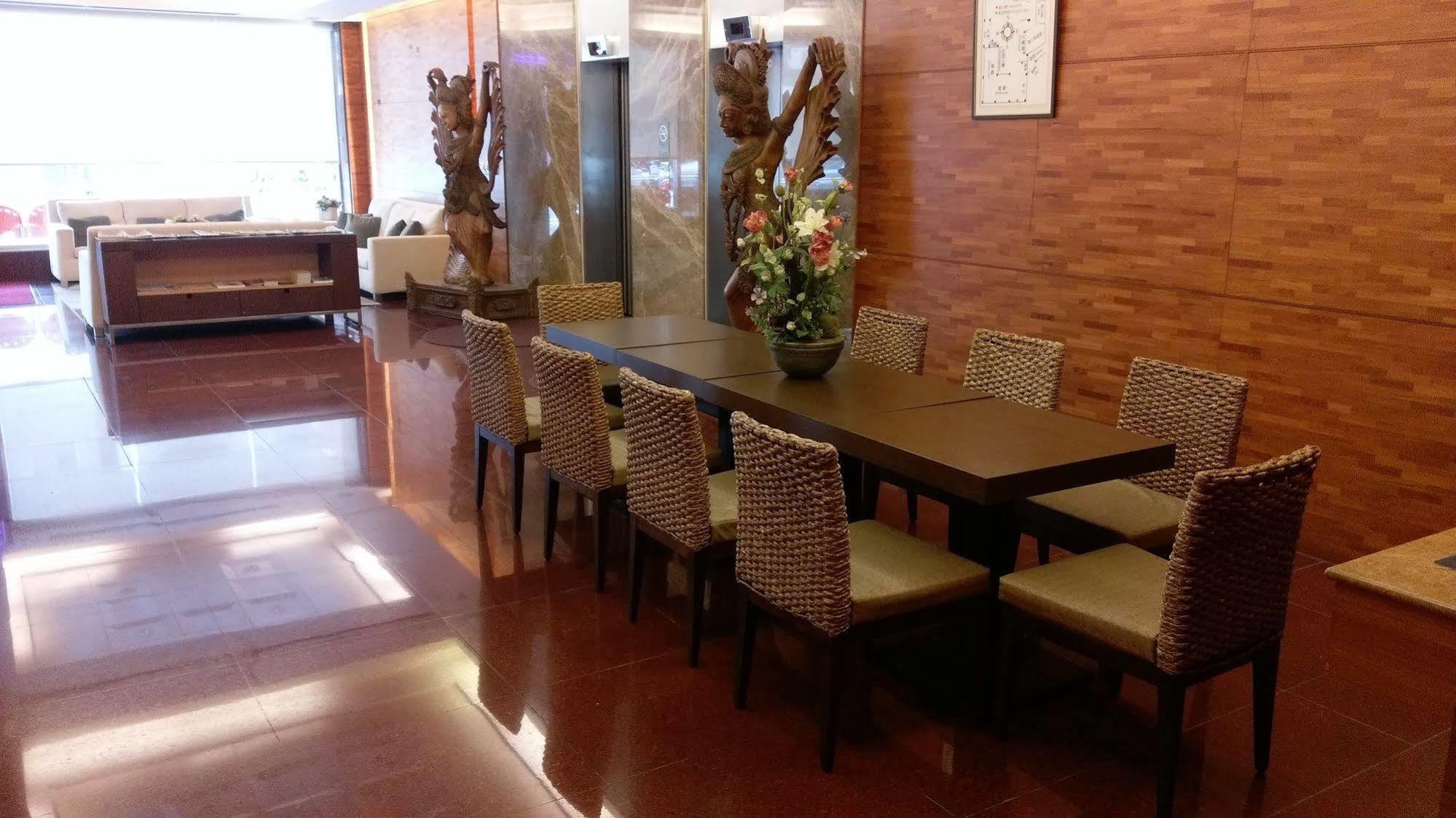 The Premier Hotel Тайнан Екстериор снимка
