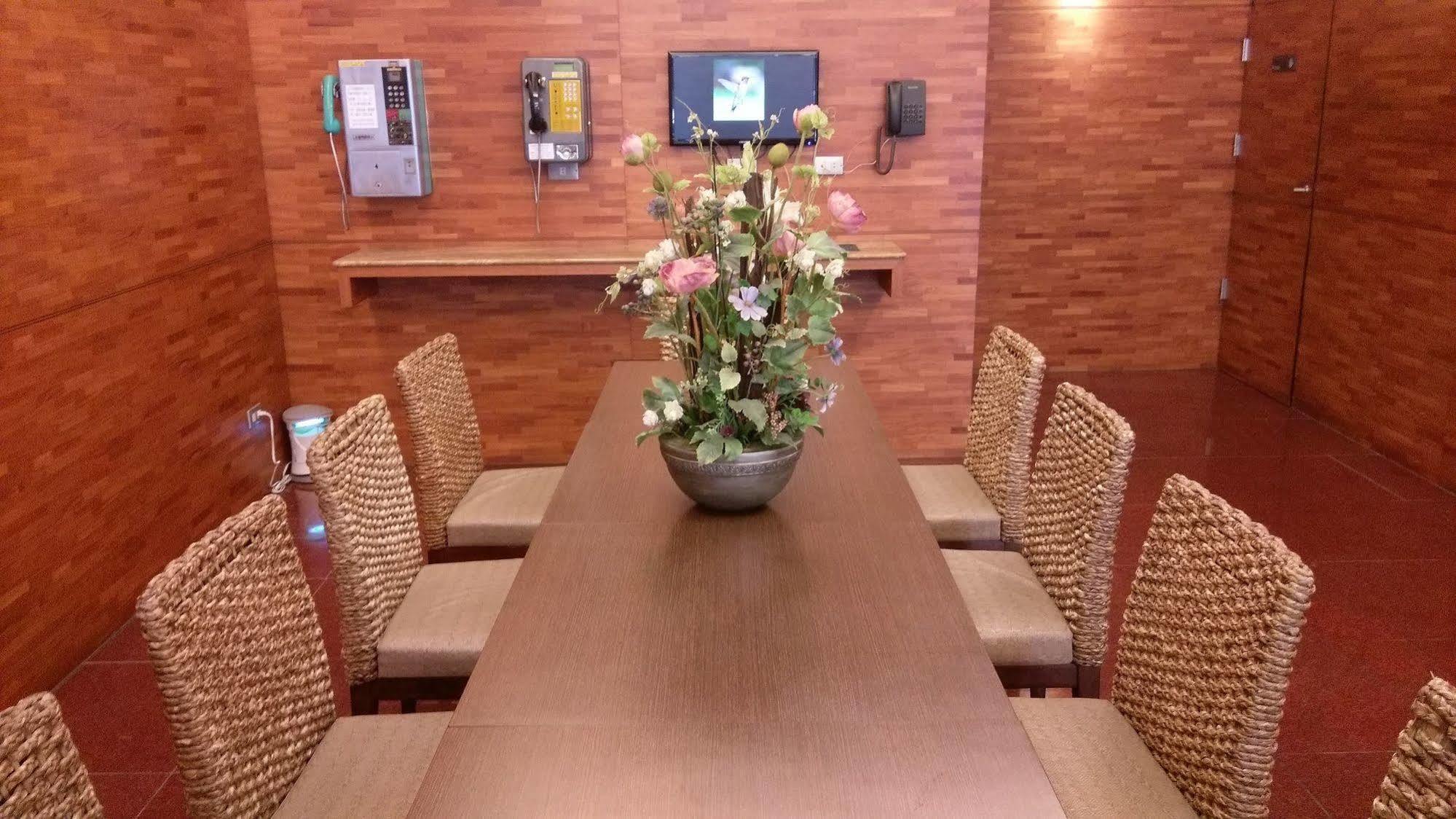The Premier Hotel Тайнан Екстериор снимка