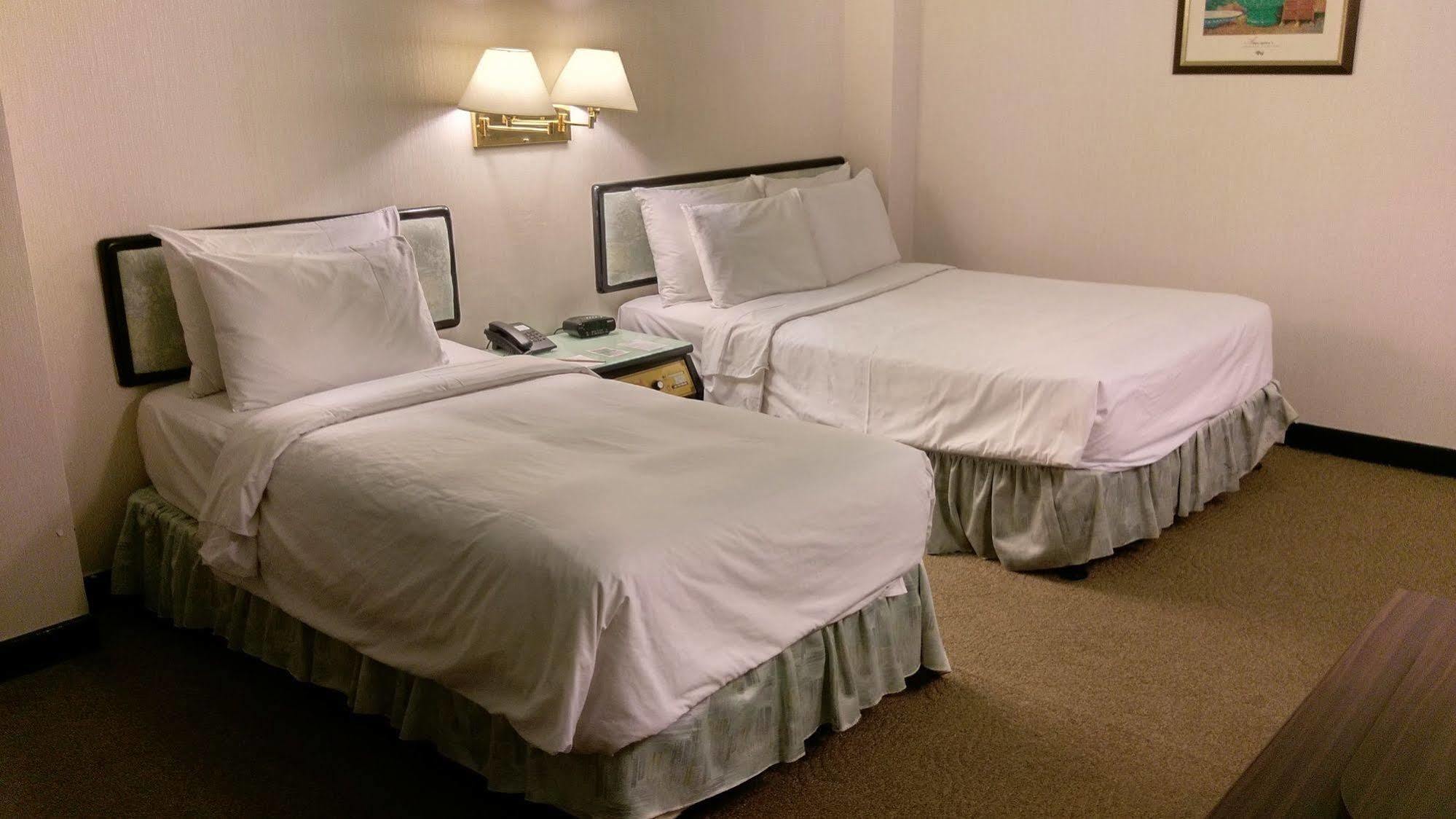 The Premier Hotel Тайнан Екстериор снимка