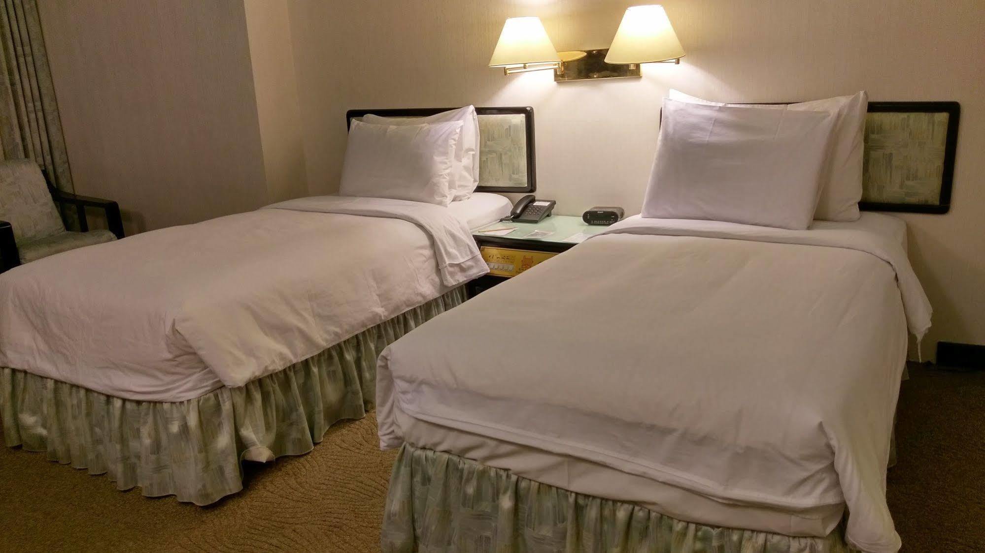 The Premier Hotel Тайнан Екстериор снимка