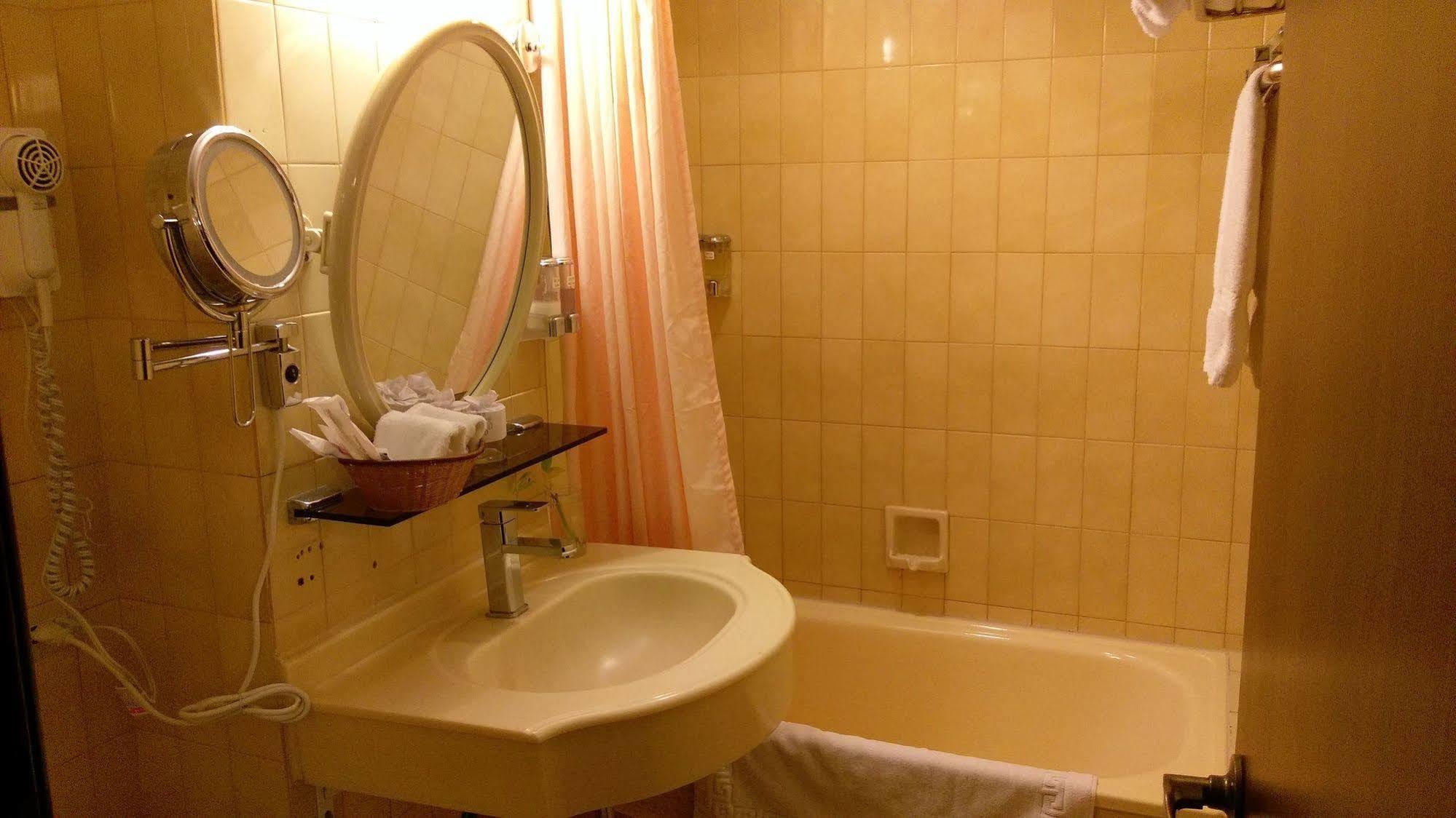 The Premier Hotel Тайнан Екстериор снимка