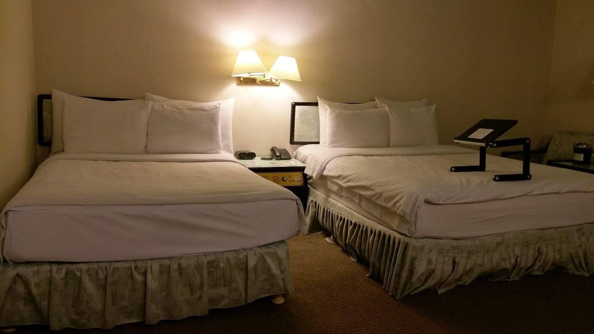 The Premier Hotel Тайнан Екстериор снимка